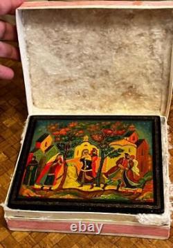 Ancienne boîte à bijoux laquée russe peinte à la main de style vintage avec ses étiquettes d'origine.