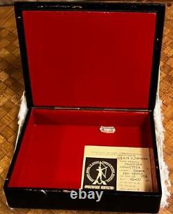 Ancienne boîte à bijoux laquée russe peinte à la main de style vintage avec ses étiquettes d'origine.