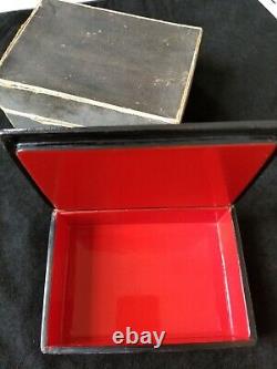 Boîte à laque unique de Palekh de l'URSS/Russie vintage avec son contenant. Signée, datée.