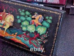 Boîte laquée russe signée à la main avec peinture, conte de fées du chevalier, URSS vintage