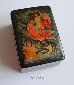 Boîte miniature ancienne laquée et peinte à la main de style Palekh soviétique russe vintage