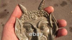 Cendrier vintage en métal avec visage de diable marqué russe soviétique, décor oreilles souriantes rare ancien