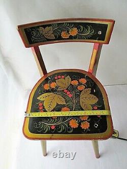 Chaise d'enfant en bois peinte à la main de l'ancienne URSS russe de style vintage