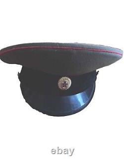 Chapeaux militaires, veste, chemise et épaulettes de l'ancienne Russie soviétique 3