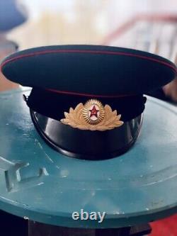 Chapeaux militaires, veste, chemise et épaulettes de l'ancienne Russie soviétique 3