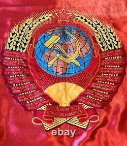 Drapeau rouge imposant de l'Union soviétique russe de l'époque vintage à la victoire du communisme, les travailleurs unissent