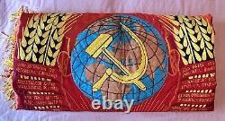 Drapeau rouge imposant de l'Union soviétique russe de l'époque vintage à la victoire du communisme, les travailleurs unissent