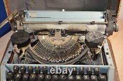 Machine à écrire manuelle soviétique russe de collection