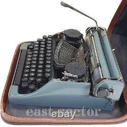Machine à écrire militaire russe cyrillique vintage avec étui rigide de l'armée soviétique de la guerre froide