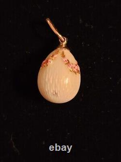 Pendentif miniature en forme d'œuf guilloché russe vintage peint à la main