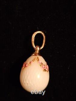 Pendentif miniature en forme d'œuf guilloché russe vintage peint à la main