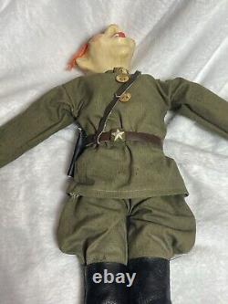 Poupée russe vintage à la tête en papier mâché peinte à la main représentant un soldat de l'URSS en uniforme de laine