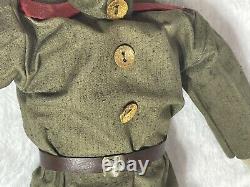 Poupée russe vintage à la tête en papier mâché peinte à la main représentant un soldat de l'URSS en uniforme de laine