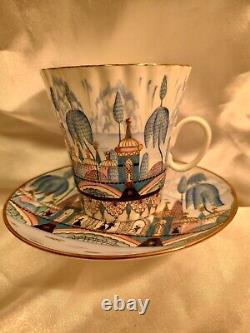 Tasse et soucoupe à thé russe en porcelaine vintage de l'URSS, peintes à la main, signées, rares.