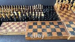 Titre traduit en français : Lot rare d'échecs en bois de l'URSS russe, vintage soviétique, avec échiquier en bois et pendule d'échecs.